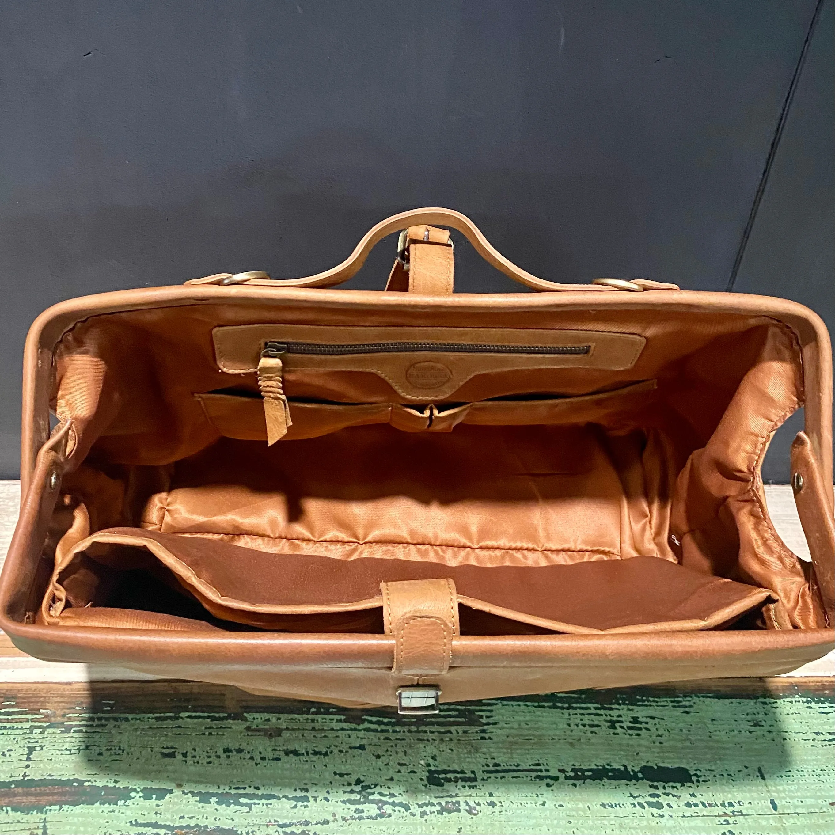 Large Vintage Gladstone / Doctors Bag